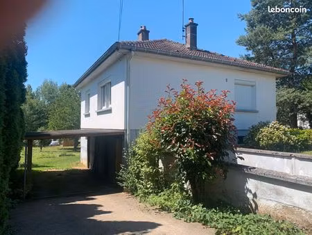maison individuel située dans l'enceinte d'une usine. le loyer en contre partie de l'entre
