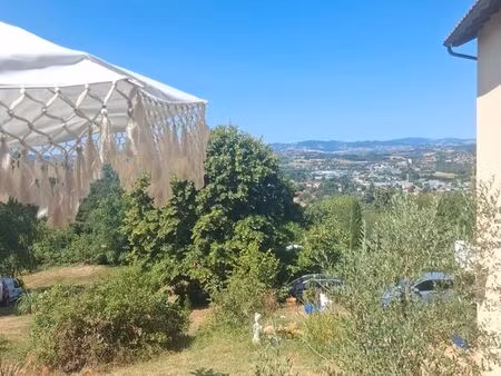 propriété en pierre dorées vue et calme