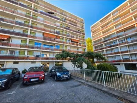 vends appartement t2 à bron proche hôpitaux