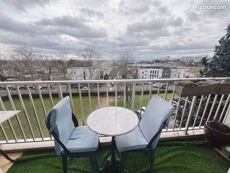 t3 lumineux avec balcon  ascenseur et stationnement à caluire et cuire