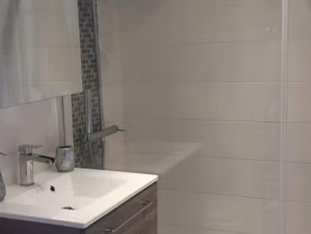 joli studio meublé avec piscine