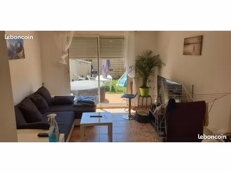 t2 en rdc jardinet et 2 parkings privés