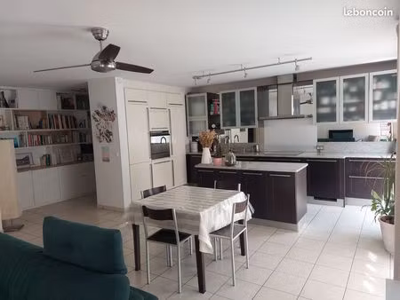 t3 meublé de 84 m² avec garage à villeurbanne (charpennes-république) / limite lyon 6