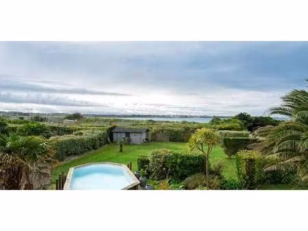 maison avec piscine et terrasse santec (29)