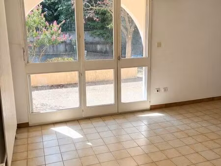 t1 châteauvert - 33 m² - terrasse - cave - 79 000