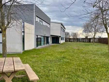 a louer bureau / commerce 900m2 divisible - proximité voie rapide et gare tgv - zone indus
