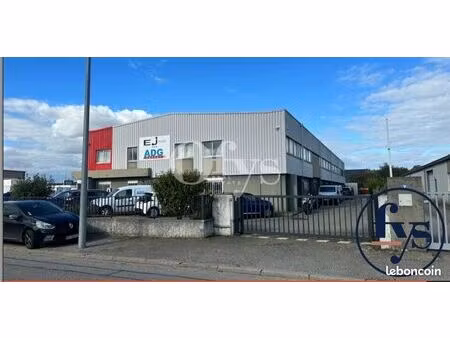 local d'activité 1 051 m²
