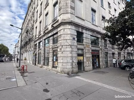 local commercial 200 m²