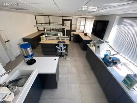mougins ouest local professionnel meublé en 2 pièces de 51m2 avec verrière