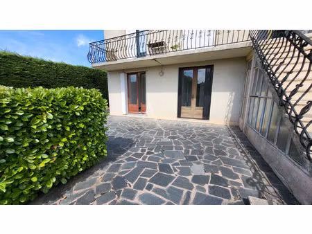 appartement avec 2 chambres terrasse et place de parking