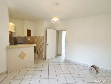 appartement t3 de 48m² climatisé avec petit balcon et cave