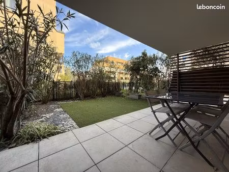 studio meublé climatisé avec jardin et place de parking