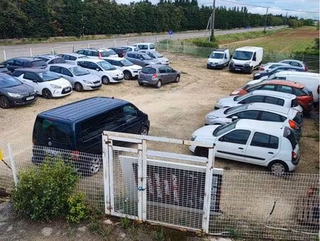 parc automobile + bureau algeco en bord de route
