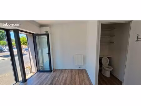 boutique ou bureau  16 m²  avec lavabos et wc  emplacement de 1er ordre