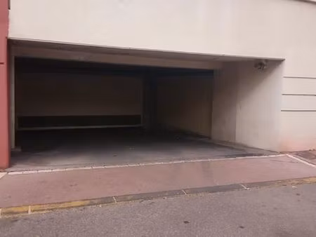 loue garage moto/scooter
