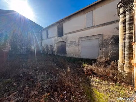 remises viticoles en pierres de 308 m² avec jardin