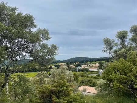 terrain constructible de 854 m² viabilisé  en position dominante   avec vue dégagée   proc