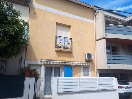 belle maison se ville avec extérieur