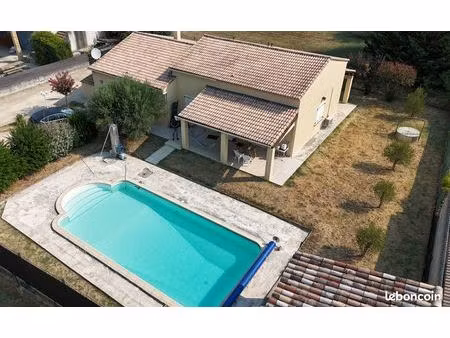 villa plain-pied avec piscine