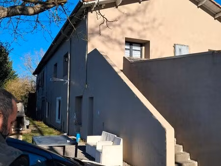 grand bâtiment avec abitations