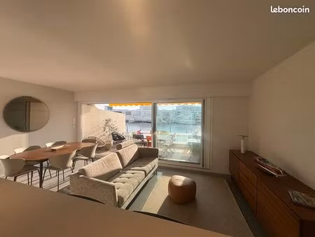 marina rénovée de 63 m2en rdc avec terrasse et appontement direct au bateau