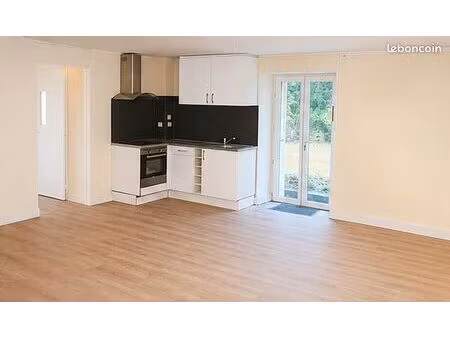 t3 rénové de 65 m² – 2 chambres – parking – fibre – 670 cc – (secteur menez groas - bénode