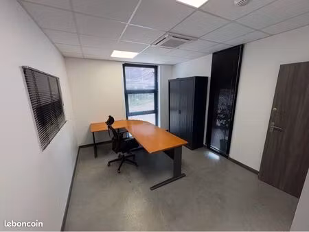 bureau à louer dans local commercial