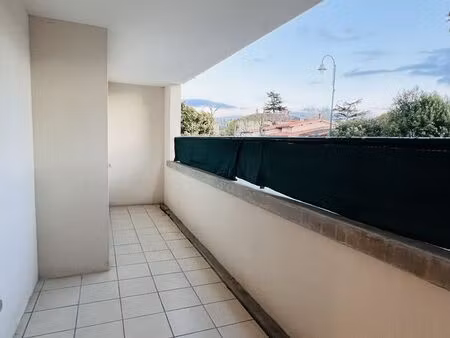 grand t2 avec terrasse et parkings
