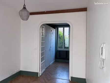 studio rénové avec espace cuisine sdd séparé