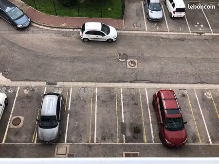 place de parking extérieur