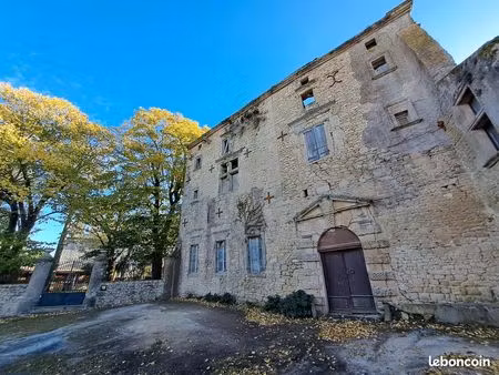 imposant chateau médiéval