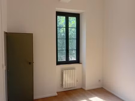appartement f3 lodeve de 60m2  atelier de 30m2 et cour privatif de 50m2