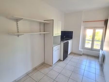 t2 rénové 24m² centre village