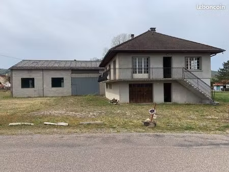 maison individuelle et entrepôt