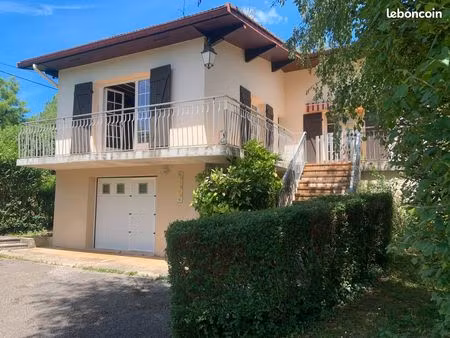 maison individuelle sur terrain arboré au bout d'une allée
