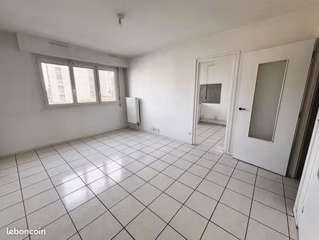 quartier des fontaines. a côté collège. appartement t2 de 43m² env
