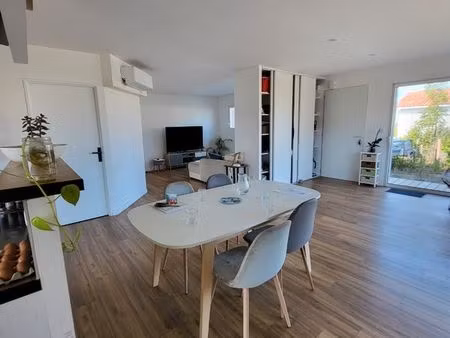 maison récente avec 4 chambres