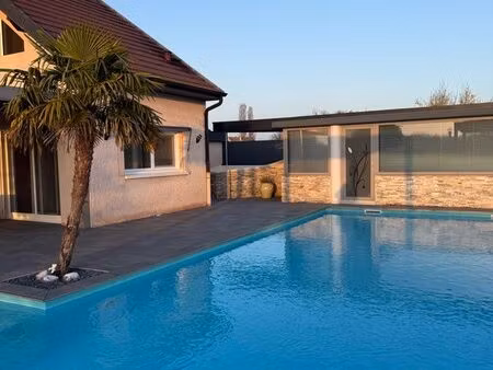 maison contemporaine climatisée avec piscine chauffée