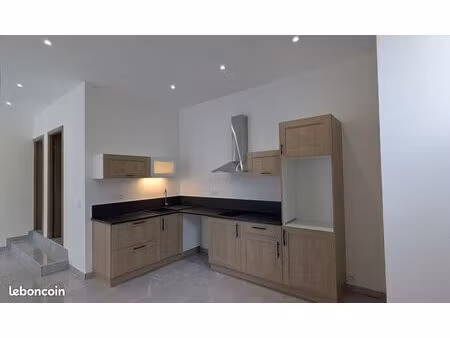 appartement t2 cuisine équipée et salle de bains aménagée (machine à laver incluse)