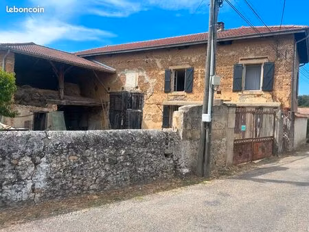 corps de ferme en pisé à rénover – fort potentiel -