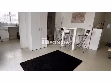 studio très bon état avec balcon