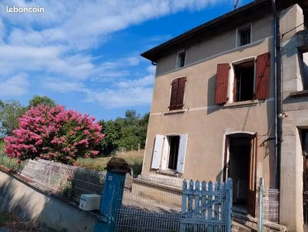 maison ancienne avec grandes dépendances