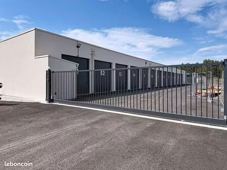 parking/box 1 pièce 30 m²