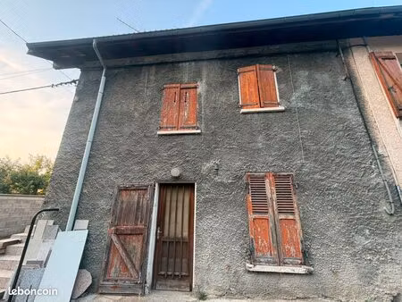 maison mitoyenne avec cour et jardin à rénover