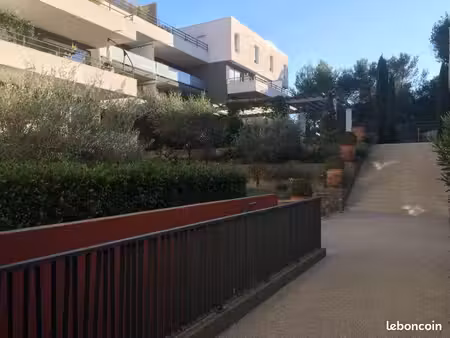t2 traversant avec grand balcon  box et piscine - le crès (maumarin)