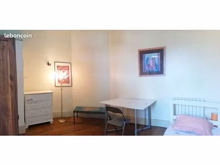 studio avec coin cuisine séparée