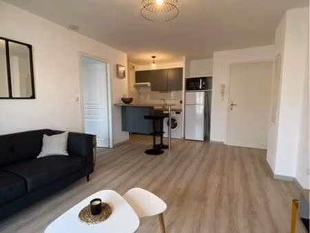 t2 meublé avec balcon et place de parking