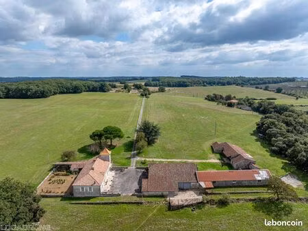 corps de ferme en pierre avec dépendances sur 4 ha à sainte colombe de villeneuve
