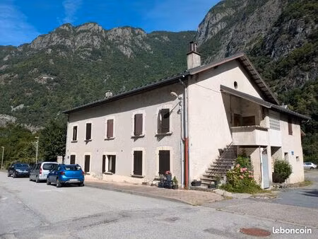 grande maison de plus de 200 m² avec terrain et 2 appartements loués - revenus locatifs d'