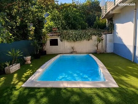 maison 4 faces avec grand garage et piscine